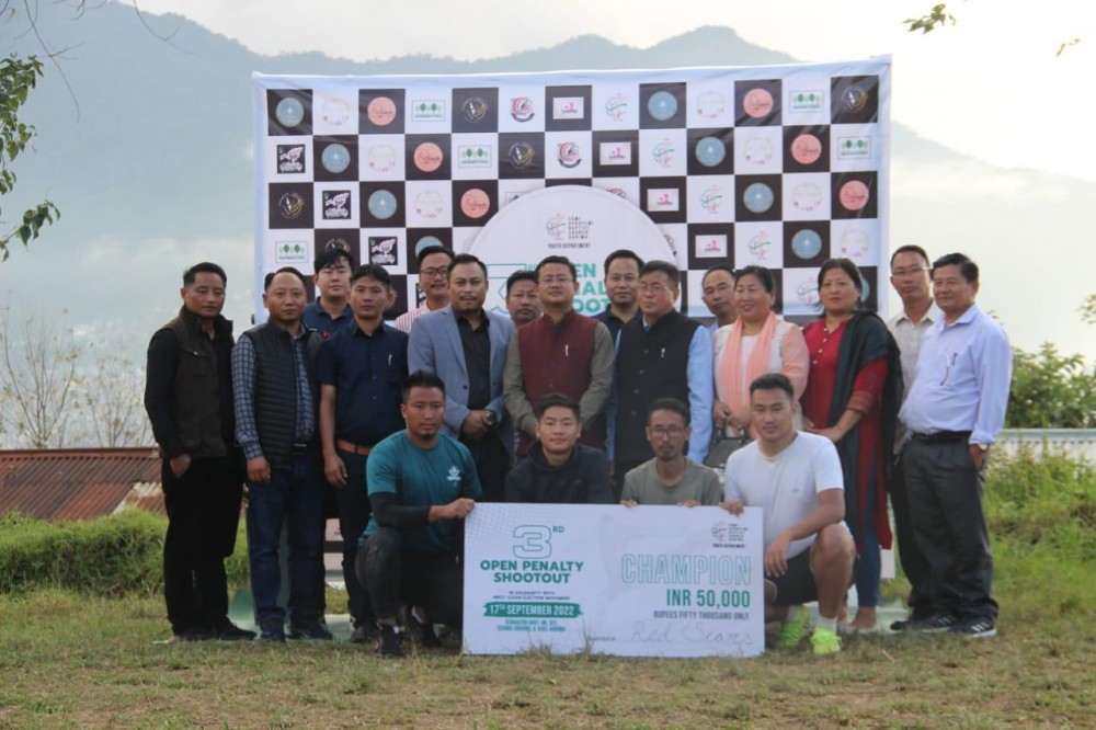 Red Scars- champion of 3rd Open Penalty shoot-out 2022 with Obed Achumi, BDO, RD Block Ghathashi and officials of youth department of Sümi Aphuyemi Baptist Church Kohima (SABCK) on September 17 at D. Khel Ground, Kohima village. This 3rd Open Penalty shoot-out 2022 was organized by youth department of SABCK in solidarity with Nagaland Baptist Church Council (NBCC) clean election movement. 44 teams joined the event. (Morung Photo)