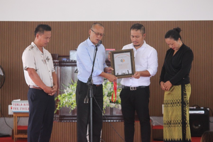 ABAM, Youth Secretary Toshi Sanglir pronouncing the dedicatory prayer for the album at KBC on October 16.