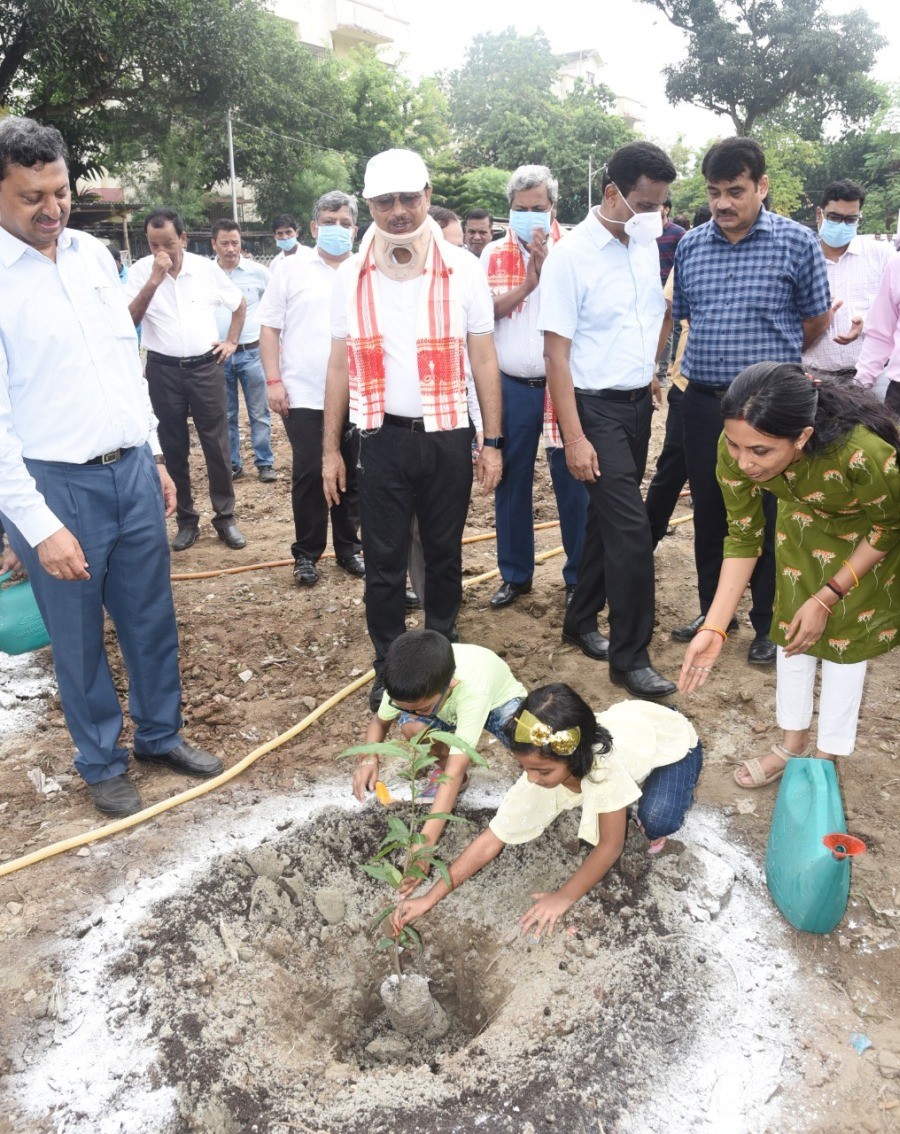 FR General Manager Anshul Gupta and local children participate in a tree plantation drive during the culmination of fortnight-long Swachhata Pakhwada campaign near Guwahati Railway Station on October 2. (Photo Courtesy: NFR CPRO)