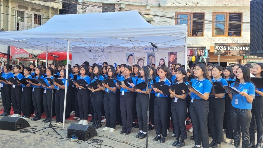 College choir perform at the 1st Inter-Collegiate Street Show 2022 under the theme ‘Musica Rejuvenate Anima Mea’ on October 29 at Old NST Kohima. It was organized by College Choir, St Joseph’s College (Autonomous), Jakhama in collaboration with Task Force for Music & Arts (TaFMA) as part of Azadi Ka Amrit Mahotsav. (Morung Photo)