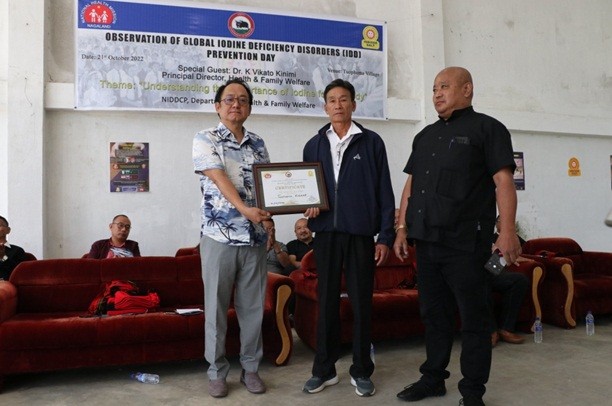 Principal Director D&FW Nagaland Dr K Vikato Kinimi presents the ‘‘Non-Iodised Salt Free Village’ certificate to Tuophema Village authority on October 21.  (Photo Courtesy: D&FW)