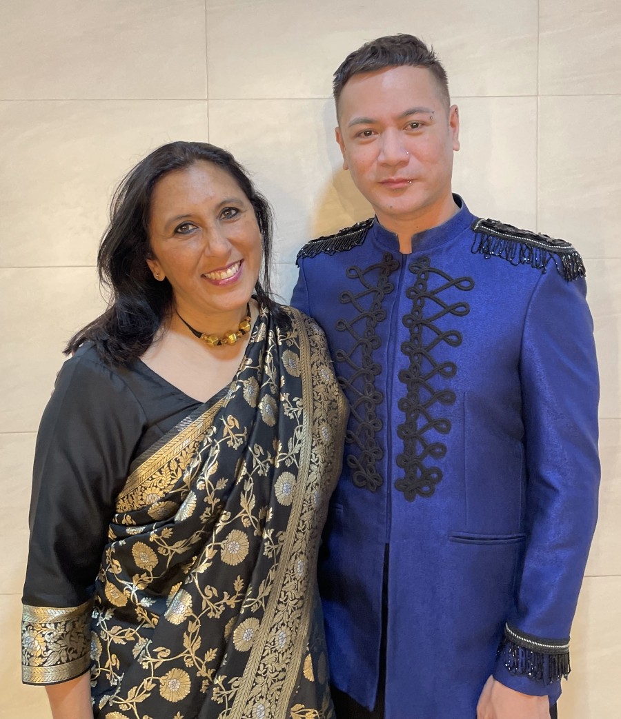 Yamaha Artist Nise Meruno performed at the Kamani Auditorium in New Delhi with the Capital City Minstrels on November 19. Seen here with Meruno is Conductor Sharmila Livingston.