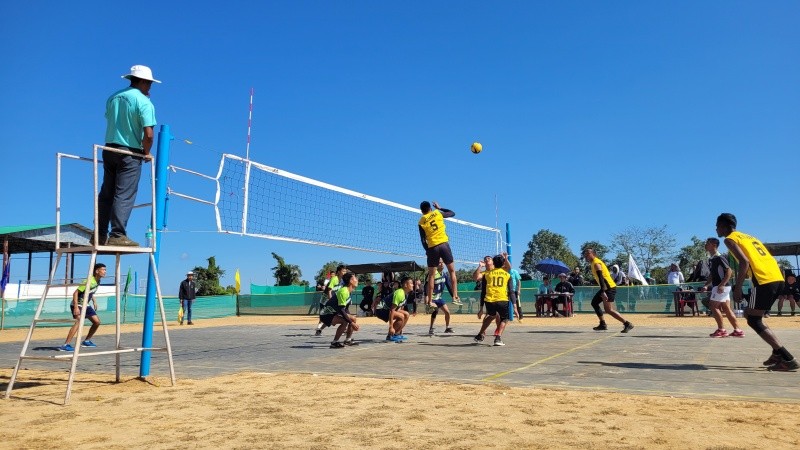 Players in action at the recently concluded 1st Nagaland State Open Volleyball Championship 2022 at Indira Gandhi Stadium, Kohima. The event was organized by Nagaland Volleyball Association in collaboration with Department of Youth Resources & Sports, Nagaland. (Morung Photo)