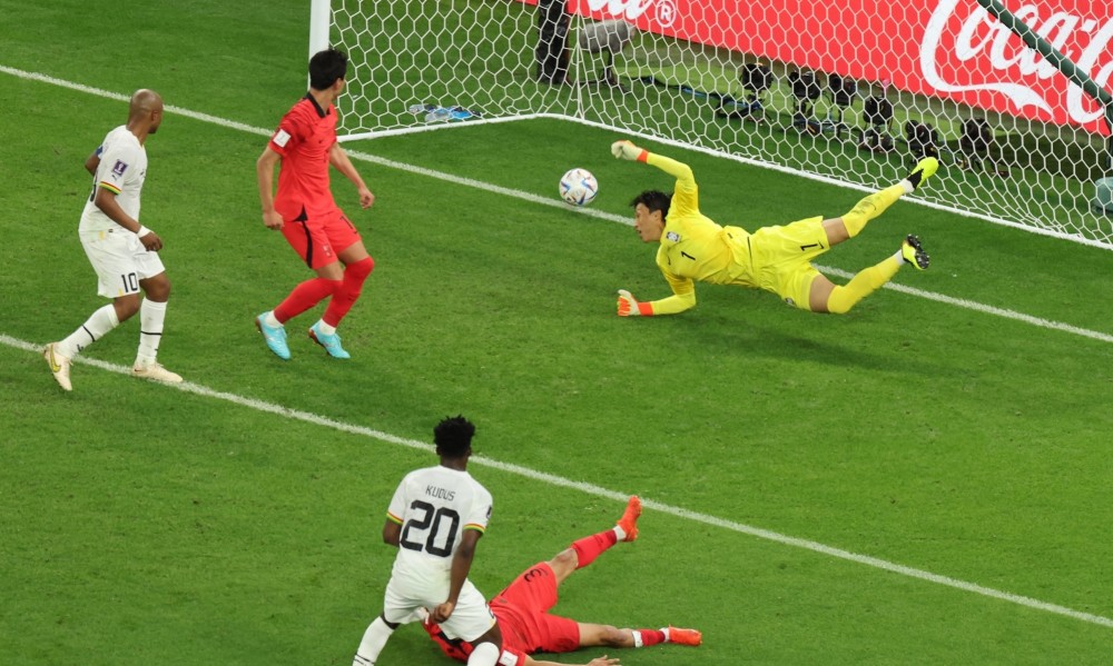 Mohammed Kudus of Ghana scores his team's third goal past South Korean goalkeeper Kim Seung-gyu during the second half of a World Cup Group H football match at Education City Stadium in Al Rayyan, Qatar, on Monday, November 28, 2022. (Yonhap/IANS)