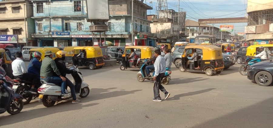 An everyday scene at one of Dimapur’s greatest traffic bottlenecks— unofficially known as Tragopan point, where two national highways intersect, as seen on December 8. (Morung Photo)