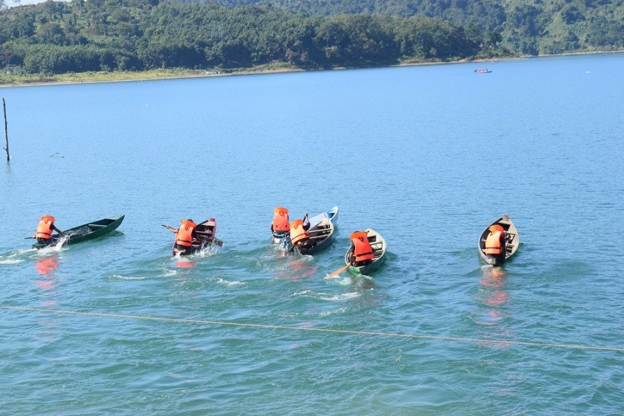 Fishermen taking part in the canoe sprint competition at Doyang. (DIPR Photo)