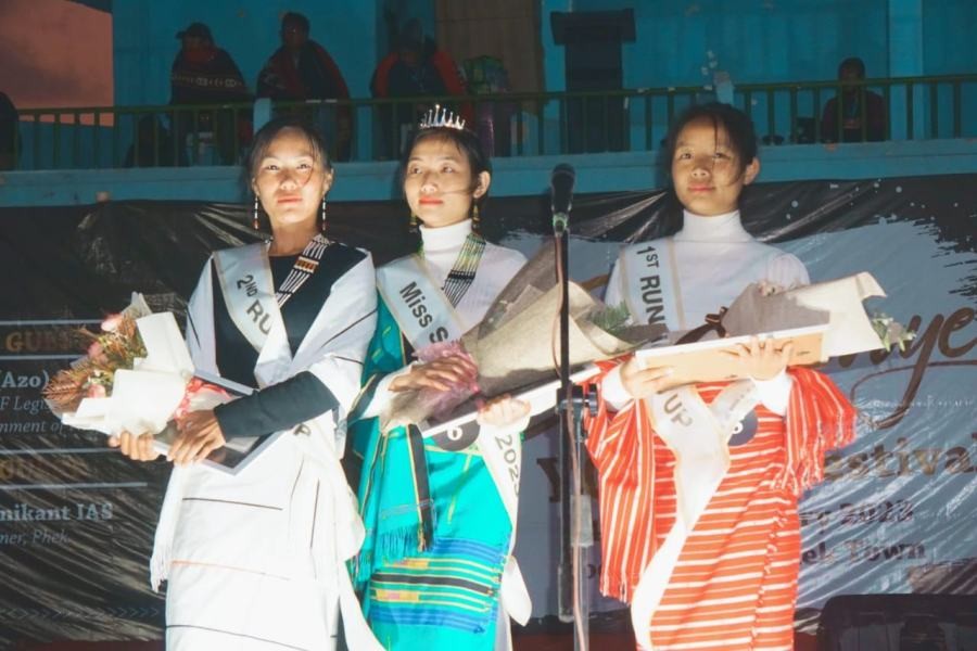 Miss Sükrünye Mesengulo-u Lasushe with the 1st and 2nd runners up.