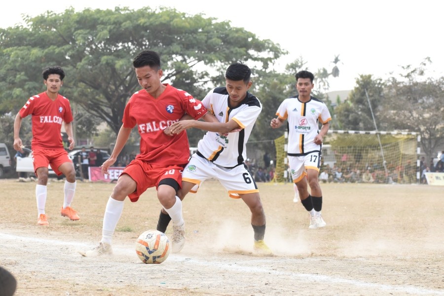 Tsovi Vasa of UFC in midfield action against Lhangphong of MVYO