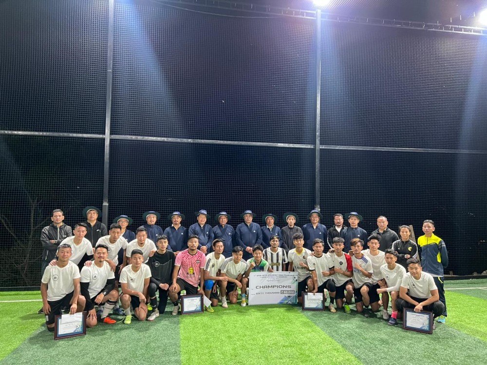 The champions and others along with the organizers.