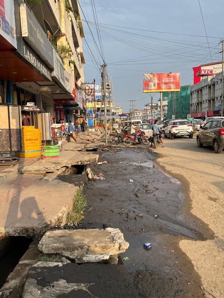 Sludge is seen openly dumped on the road amidst drainage construction and repairs being undertaken at Tajen Ao Road, Dimapur on May 17, 2023. (Morung File Photo: For Representational Purposes Only)