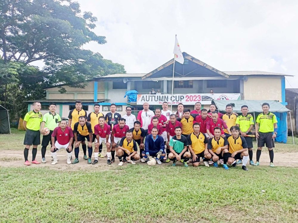 Players of Natak FC (red) & Lengai FC (yellow) with Match Patron, Seyieneilhou Keyho, President, Chakhroma Youth Organization.