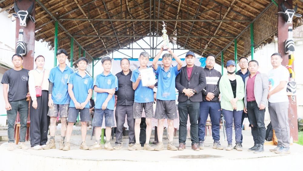 Organizers with the guest of honour seen with the Under-17 champion after the prize distribution.