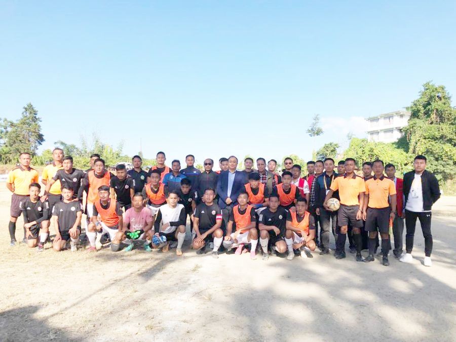 Players of Zasivi Peseyie FC & Jotsoma Students’ Union with Tiayanger Jamir SDO(Civil), Sechü (Zubza) and others at the closing ceremony. on November 2.