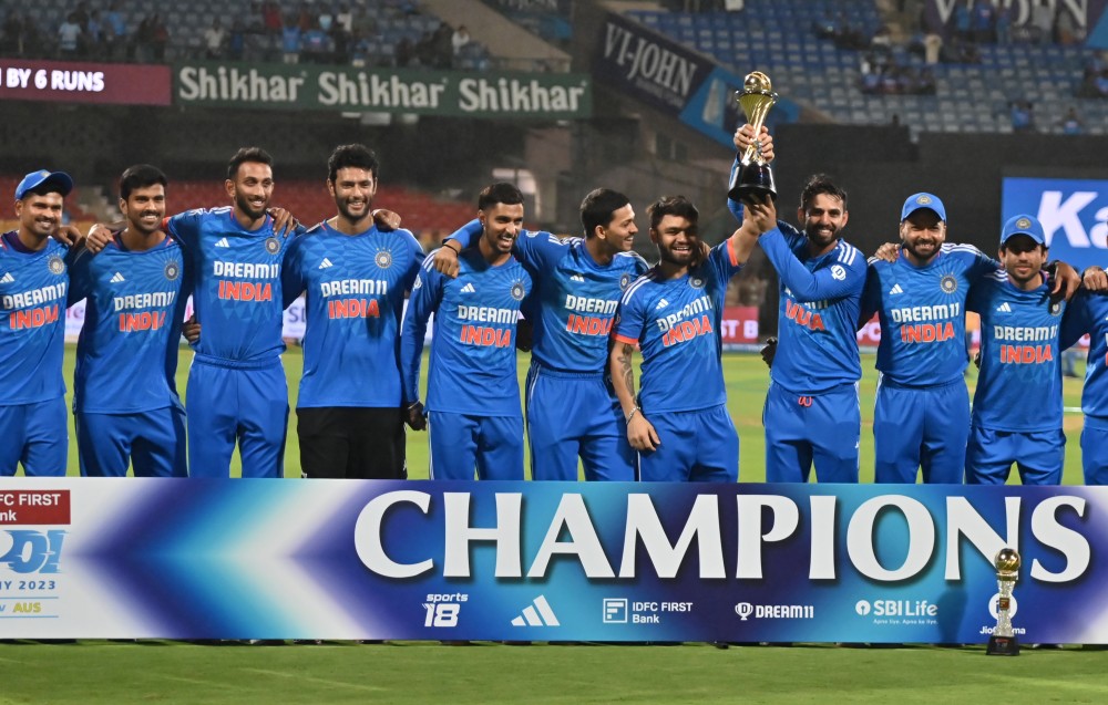 Indian players pose with the trophy after winning the 5-match T20I cricket series against Australia, at M. Chinnaswamy Stadium, in Bengaluru on December 3. (IANS Photo)