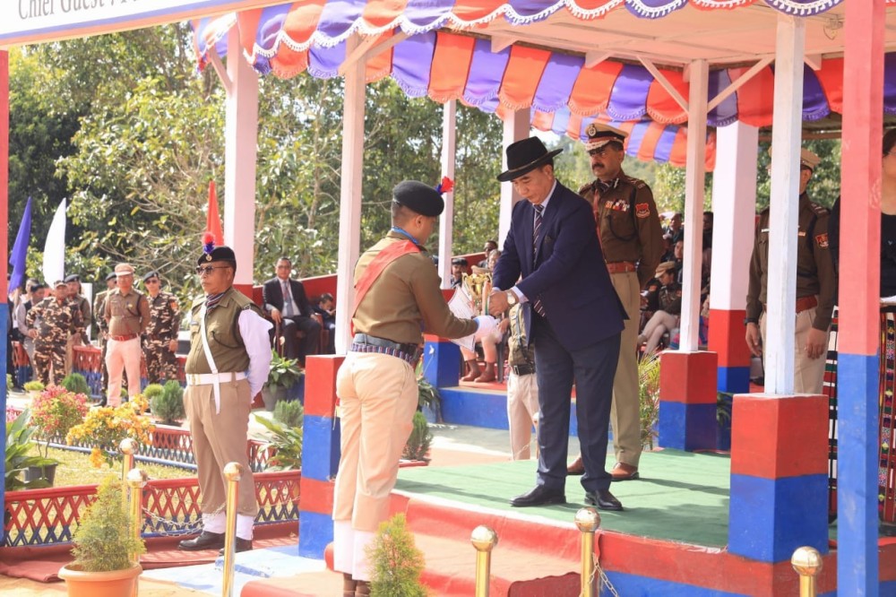 Chief Minister of Mizoram, Pu Lalduhoma giving an award to a recruit constable during the passing out parade held at Police Training School, Thenzawl on December 22. (Mizoram DIPR)