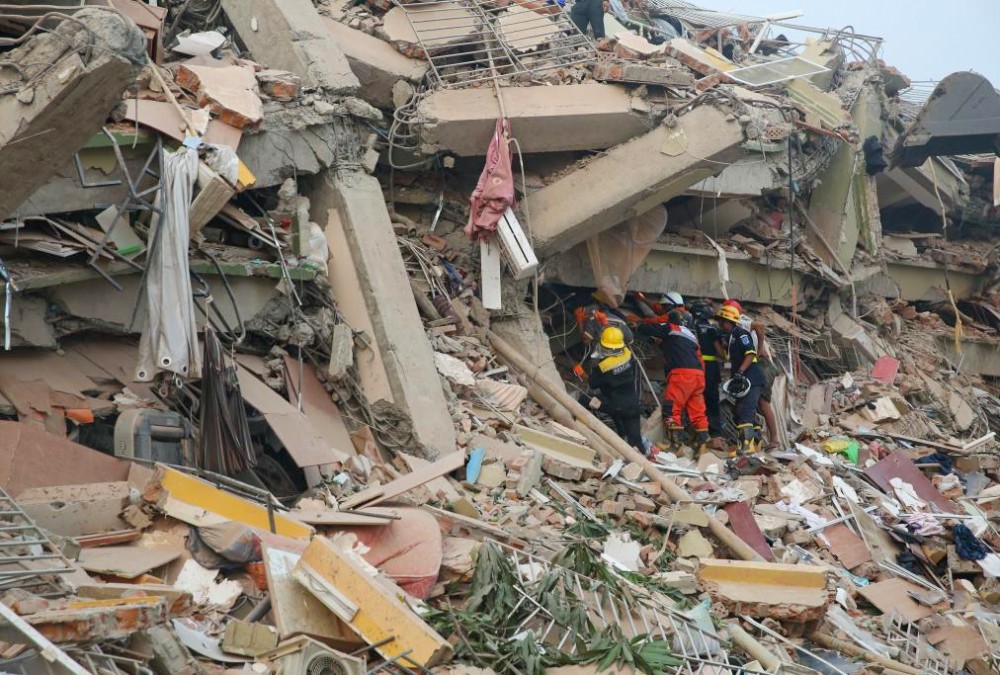 Rescuers carry out disaster relief and rescue efforts after an earthquake in Mandalay, Myanmar, March 30, 2025. A total of 1,644 people died, 3,408 were injured and 139 remained missing in the earthquake in Myanmar, the country's Information Team of the State Administration Council said on Saturday night. (Photo:Xinhua/ IANS)