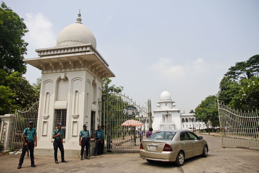 Bangladeshi policemen stand guard in front of the supreme court during a verdict announcement in Dhaka, Bangladesh, May 5, 2016. Bangladesh's highest court Thursday upheld its previous verdict on Bangladesh Jamaat-e-Islami President Motiur Rahman Nizami for crimes against humanity during the country's war of independence in 1971. (Xinhua/IANS File Photo)