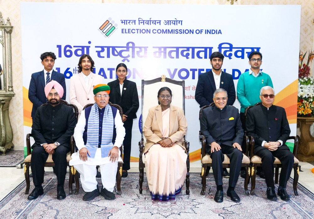 President Droupadi Murmu, along with Chief Election Commissioner of India Gyanesh Kumar, Election Commissioner Dr. Sukhbir Singh Sandhu, and Union Minister Arjun Ram Meghwal, in a group photo with the awardees during the 16th National Voters' Day Celebrations in New Delhi, Sunday, January 25, 2026. (Photo: IANS/X/@ECISVEEP)